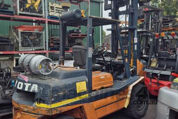 Toyota 4 Ton Forklift | 4m Lift Height | LPG | Side Shift Toyota 4 Ton Forklift | 4m Lift Height | LPG | Side Shift
