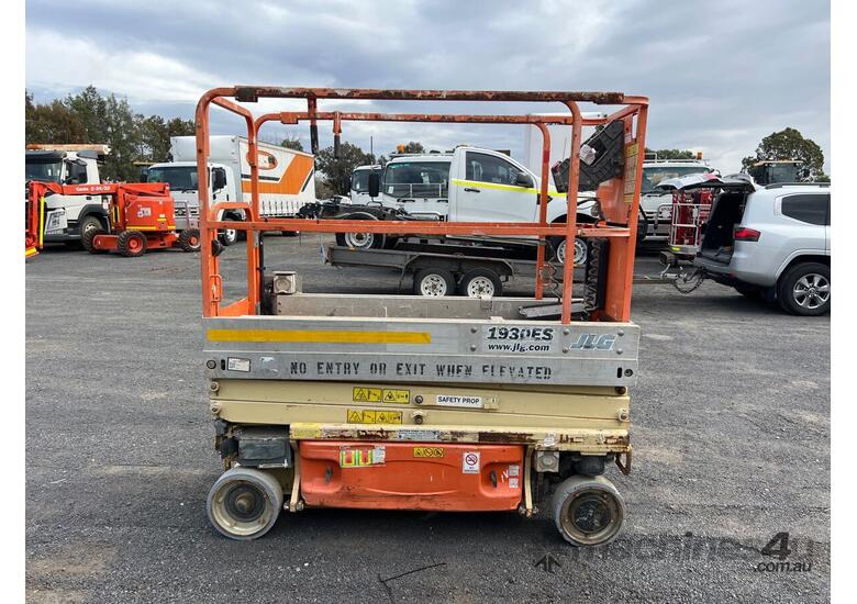 caption 2014 JLG 1930ES Scissor Lift