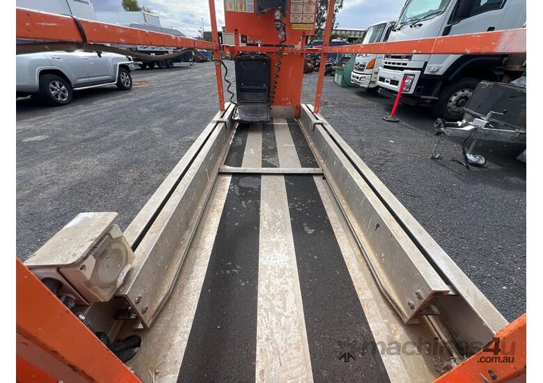 caption 2014 JLG 1930ES Scissor Lift