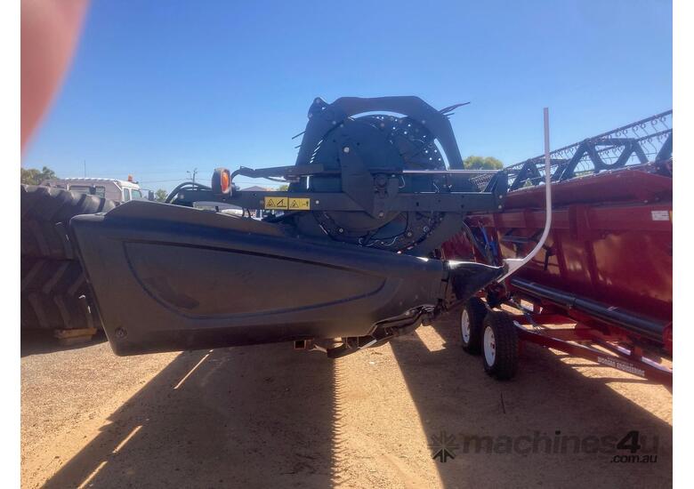 caption 2014 MACDON D65 DRAPER FRONT