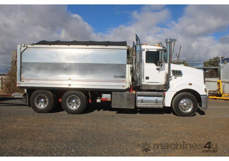 caption 2015 Mack Clxt Superliner