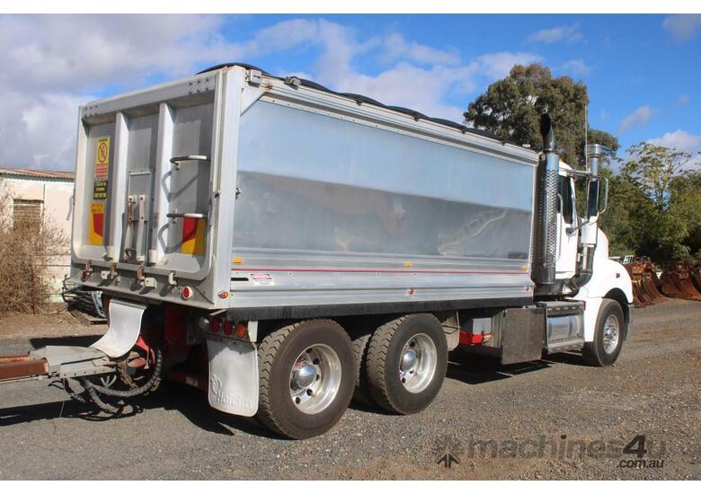 caption 2015 Mack Clxt Superliner