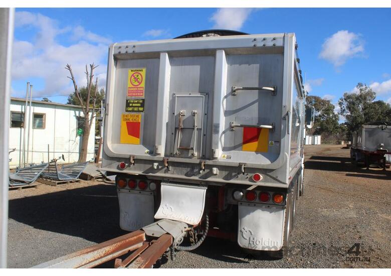 caption 2015 Mack Clxt Superliner