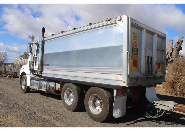 caption 2015 Mack Clxt Superliner