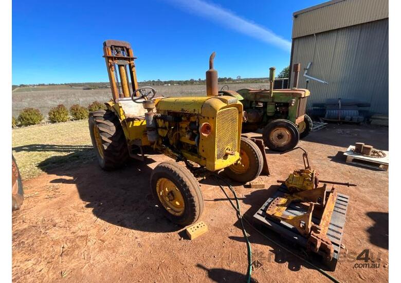 Chamberlain 9G Tractor w Forklift 