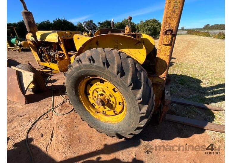Chamberlain 9G Tractor w Forklift 