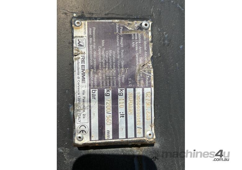 Telehandler hook attachment