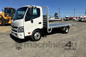 2017 Hino 300 SERIES 616 MEDIUM AUTO Tray