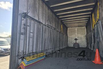 2007 UD PKC215 6x2 Curtainsider (Lazy Axle)