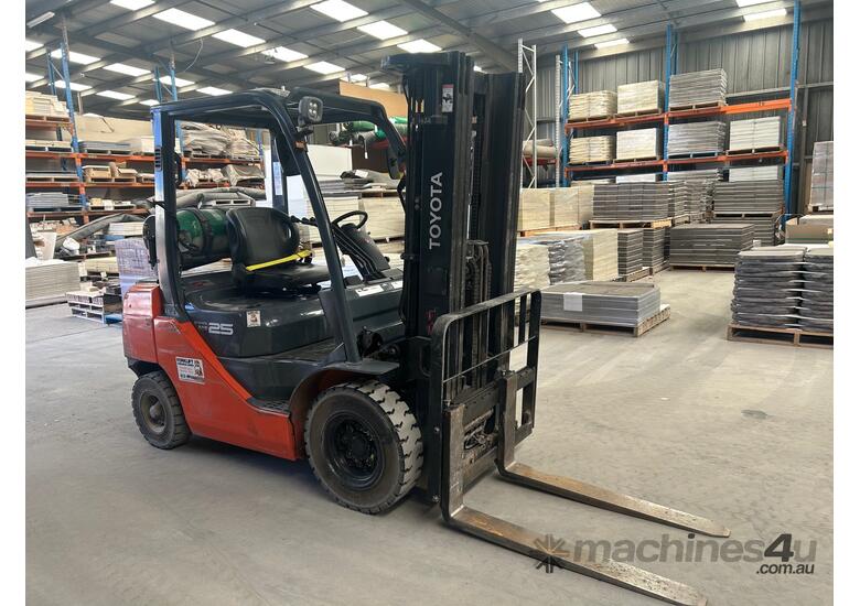 2014 Toyota Forklift, 2.5T, LPG, 3 Stage Container Mast, 4.7m Lift