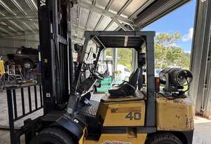 YALE/HYSTER 4 TON WIDE CARRAGE DUAL WHEEL V6 LPG