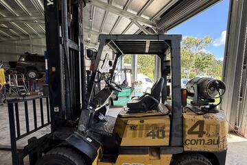 YALE/HYSTER 4 TON WIDE CARRAGE DUAL WHEEL V6 LPG