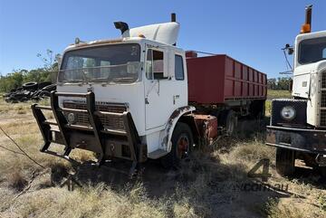 International ACCO 1950B w Grain Trailer