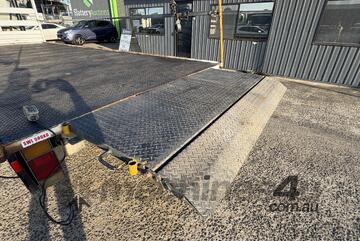 2002 Hino Dutro 4x2 Tray Truck w/Tailgate (Manual)