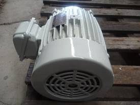 GEC 3HP 3 PHASE ELECTRIC MOTOR/ 970RPM - picture0' - Click to enlarge