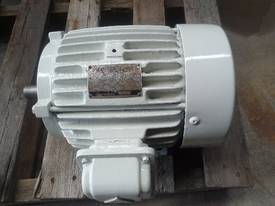 GEC 3HP 3 PHASE ELECTRIC MOTOR/ 970RPM - picture1' - Click to enlarge