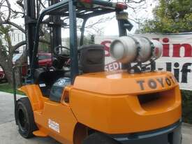 Toyota 4 ton LPG Used Forklift - picture2' - Click to enlarge