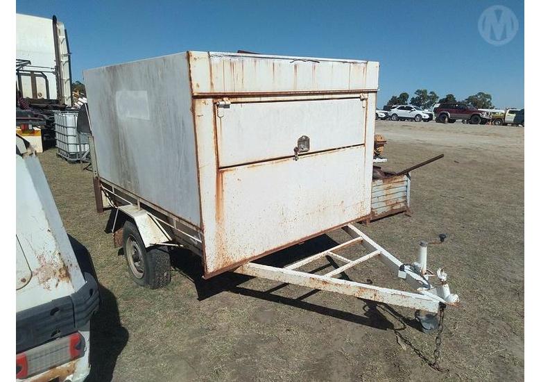 caption John Papas 6X4 Enclosed