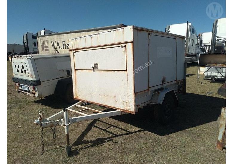 caption John Papas 6X4 Enclosed