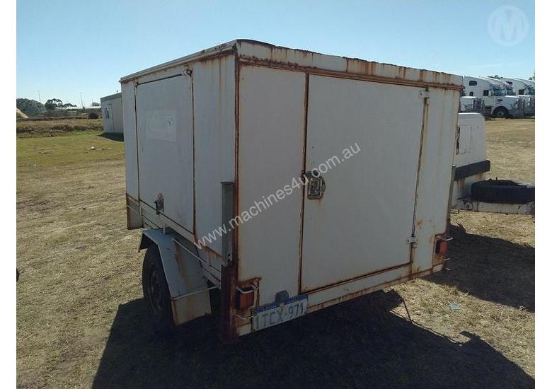 caption John Papas 6X4 Enclosed