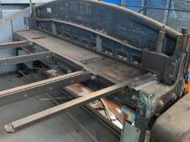 2500mm Guillotine - picture0' - Click to enlarge