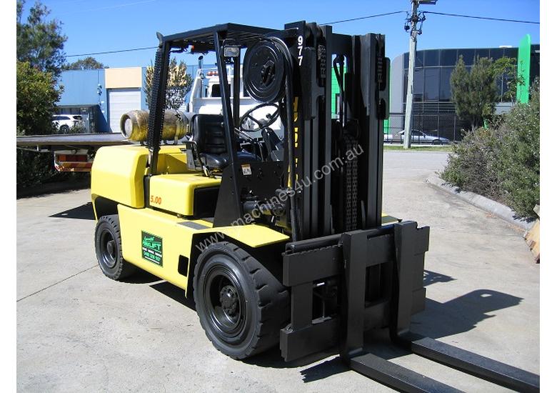 caption HYSTER 5T LPG forklift with CONTAINER MAST