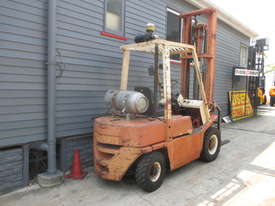 Nissan 2.5 ton LPG Used Cheap Forklift  #1516 - picture2' - Click to enlarge