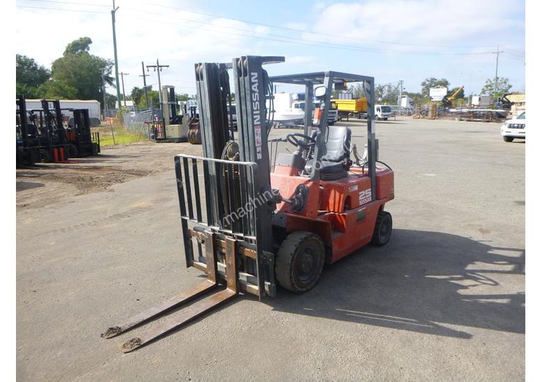 caption Nissan PJ02A025 Container Mast 2.5 Tonne LPG/Petrol Forklift (GA1316)