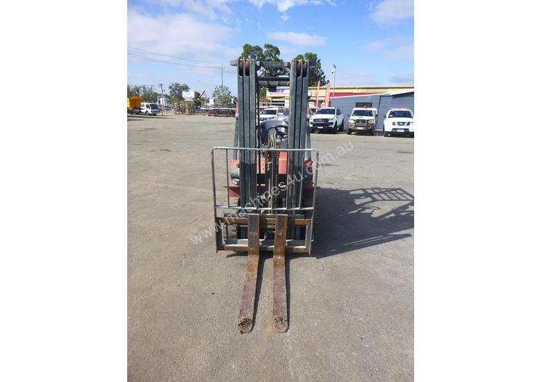 caption Nissan PJ02A025 Container Mast 2.5 Tonne LPG/Petrol Forklift (GA1316)