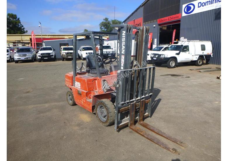 caption Nissan PJ02A025 Container Mast 2.5 Tonne LPG/Petrol Forklift (GA1316)