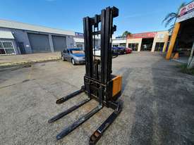 GCT Electric walkie stacker, 4.5m lift height, container entry, new battery - picture0' - Click to enlarge