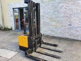 GCT Electric walkie stacker, 4.5m lift height, container entry, new battery - picture1' - Click to enlarge