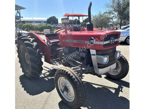 Massey Ferguson 135 4 x 2 Tractor, 567 Hrs