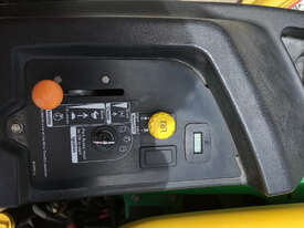 John Deere Z425 Zero Turn Lawn Equipment - picture2' - Click to enlarge