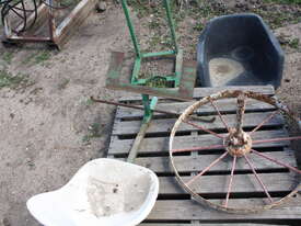 Metal frame with seat - picture0' - Click to enlarge