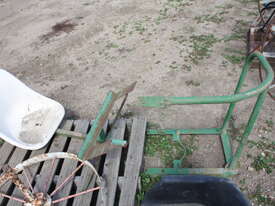 Metal frame with seat - picture0' - Click to enlarge