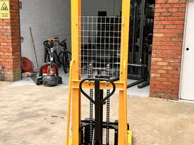 2 Tonne Manual Lift Machine(AL-CTY-A2016) – Hire from $26.40/Week  - picture0' - Click to enlarge