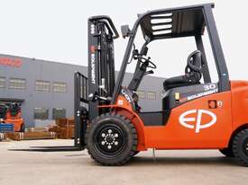 EFL303 Li-ion counterbalance forklift 3.0T - picture0' - Click to enlarge