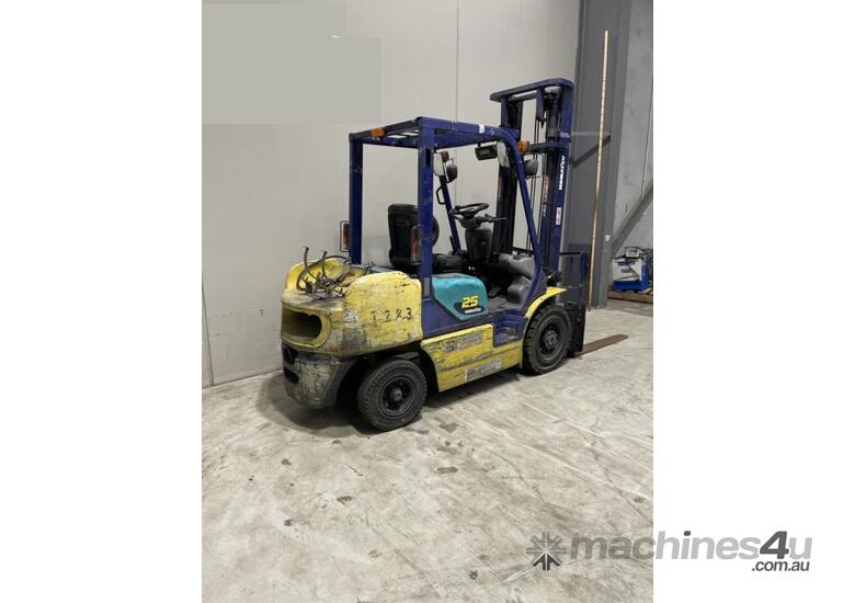 caption Komatsu 2.5T Forklift