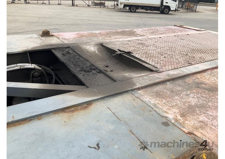 caption 2006 Maxitrans ST3 Tri Axle Drop Deck Skel Trailer