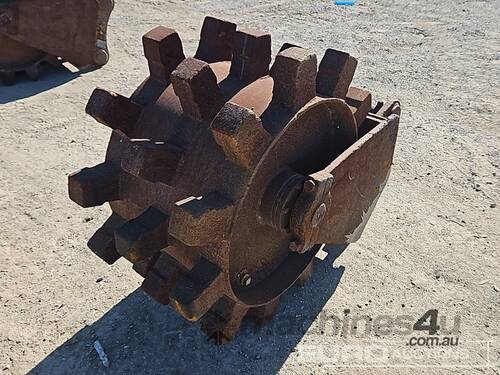 caption Compaction Wheel to suit 20T Excavator, 465mm Centers, 330mm Ears, 80mm Pins