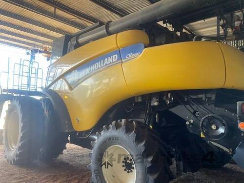 caption 2013 NEW HOLLAND CR8090 COMBINE & 2013 NEW HOLLAND 840CD 40' DRAPER FRONT