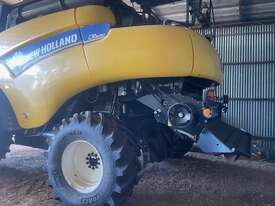 2013 NEW HOLLAND CR8090 COMBINE & 2013 NEW HOLLAND 840CD 40' DRAPER FRONT  - picture0' - Click to enlarge