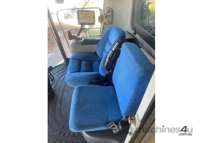 caption 2013 NEW HOLLAND CR8090 COMBINE & 2013 NEW HOLLAND 840CD 40' DRAPER FRONT