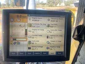 2013 NEW HOLLAND CR8090 COMBINE & 2013 NEW HOLLAND 840CD 40' DRAPER FRONT  - picture2' - Click to enlarge