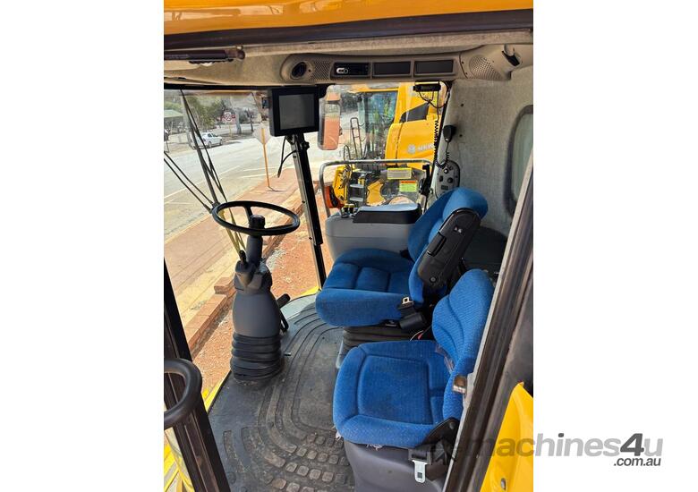 2009 NEW HOLLAND CR9070 COMBINE HARVESTER