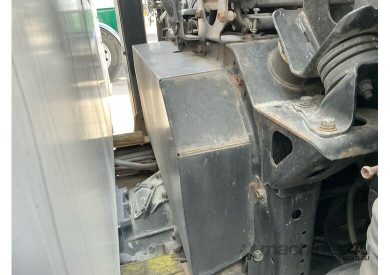 2002 Mitsubishi Fuso Fighter Curtainsider