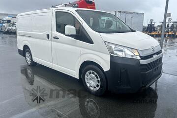 Toyota 2019   Hiace Petrol