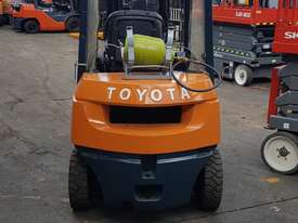 Toyota 7FG20 4.3m Lift Container Mast New Paint - picture2' - Click to enlarge