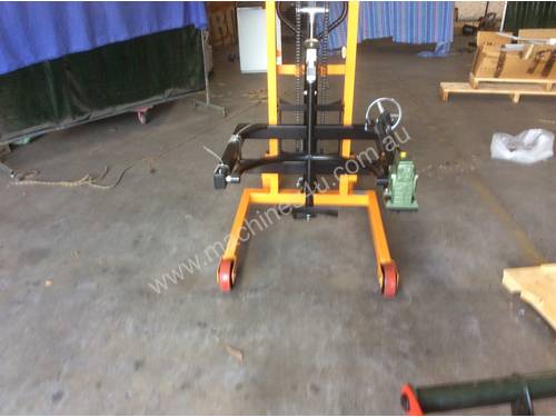 Bin lifter rotator for lifting and emptying wheelie bins, manual operation